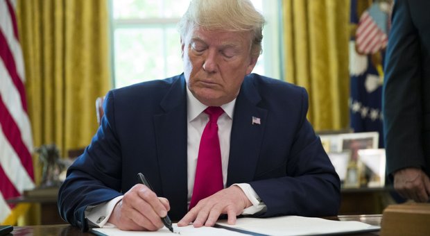 Trump impone nuove sanzioni all'Iran: firmato l'ordine esecutivo