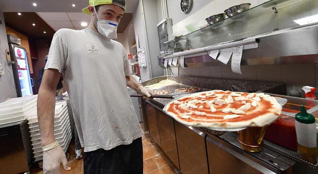 ‘A Pummarulella lancia il progetto della «Pizza Sospesa»