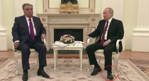 Putin è malato? La sindrome delle "gambe senza riposo" e quello strano movimento del piede VIDEO