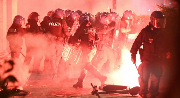 Roma, scontri in piazza del Popolo contro le restrizioni Covid: chiesto il processo per 9 persone. C'è anche Giuliano Castellino