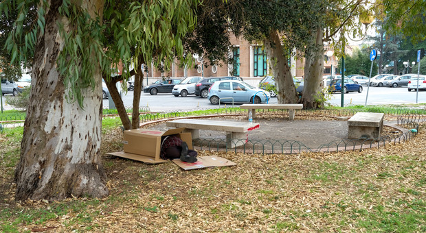 Stranieri e nuovi poveri, boom di senzatetto in città