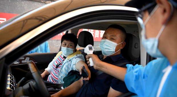 Coronavirus, diretta: in Cina 57 contagi, record da aprile. Brasile, altri 692 morti, Cile fuori controllo