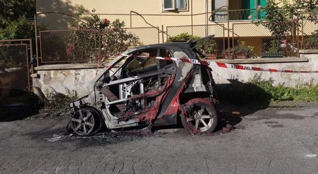 L'auto della dirigente del commissariato distrutta da un incendio: era parcheggiata sotto casa