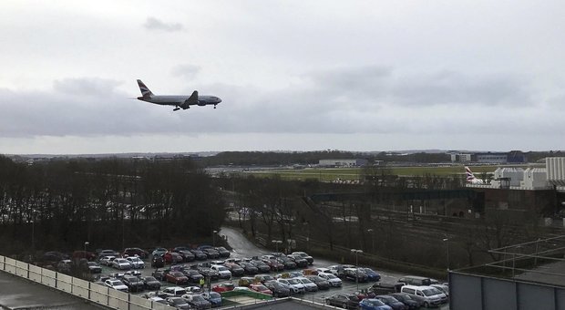 Gatwick di nuovo bloccato da drone aeroporto chiuso, voli sospesi. Da martedì cancellati 600 voli