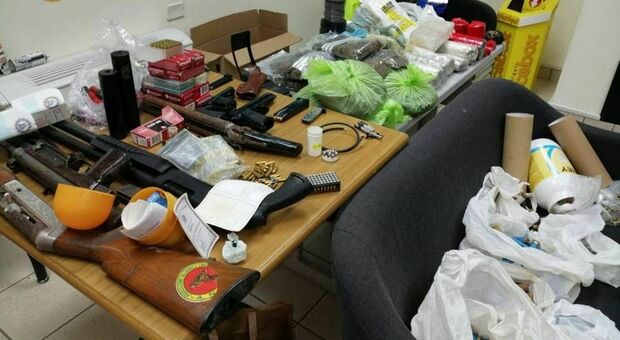 Mitragliatore, fucili e droga in un garage Sequestrato arsenale della mala