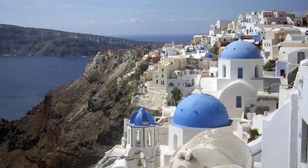 Gli italiani potranno tornare in vacanza in Grecia: «Da lunedì via a tutte le limitazioni»
