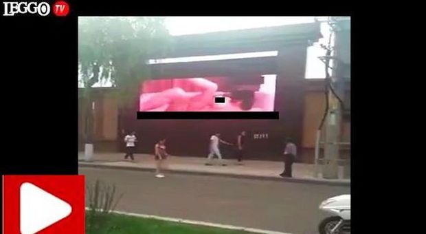 Video porno sul maxischermo in centro città, sotto gli occhi dei passanti e dei bambini