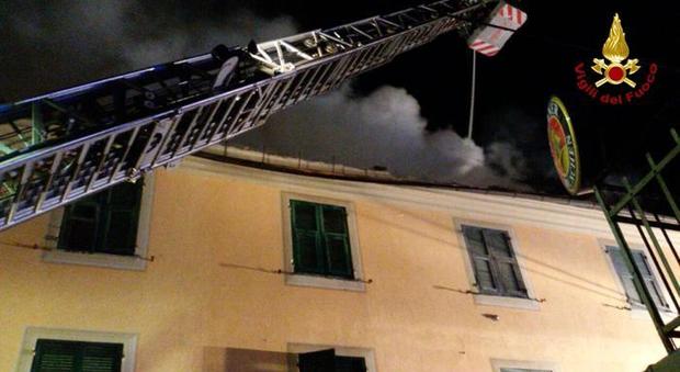 Genova, lanciato dai genitori mentre la casa brucia: morto Giuseppe, 6 anni