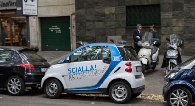Vandali contro Car2go a Roma, "Scialla" diventa "Scialla ar c..." FOTO
