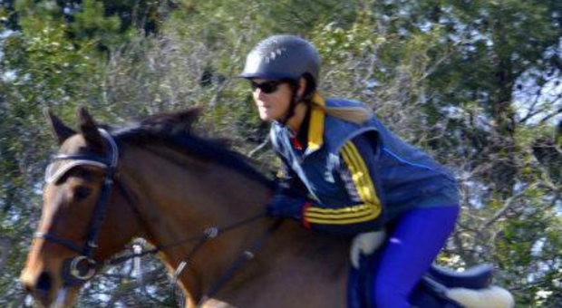 Margherita Mayer, amazzone cade da cavallo e muore durante il Sardegna Jumping Tour. «Frattura del collo»