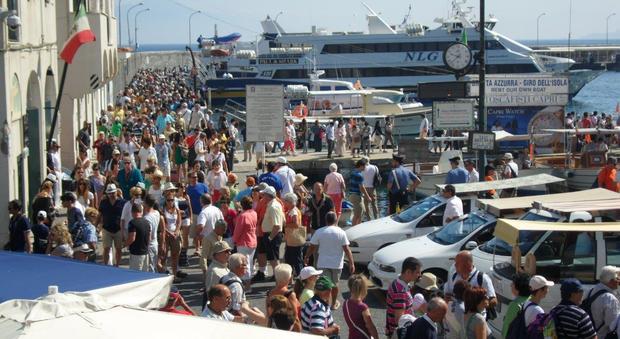 La crociata del sindaco di Capri: «Razionalizzare gli arrivi dei turisti»