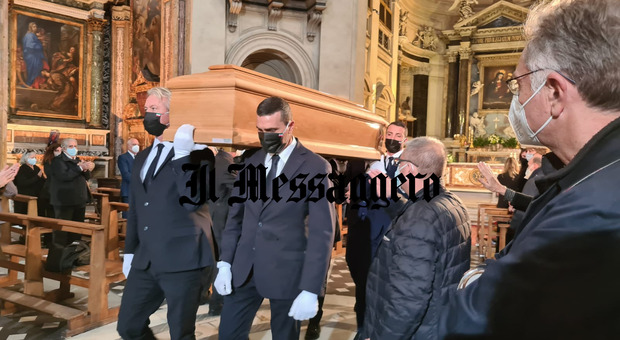 Gigi Proietti, i funerali in diretta: dal Campidoglio al Globe Theatre l'ultimo saluto al grande attore