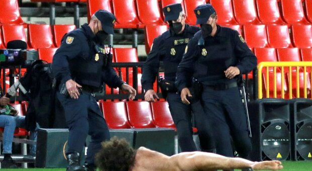 Granada-Manchester United, l'invasore di campo è rimasto nascosto per 14 ore nello stadio