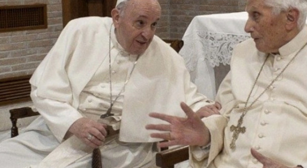 Papa Francesco fa in anticipo gli auguri di compleanno a Ratzinger (sfidando la scaramanzia)
