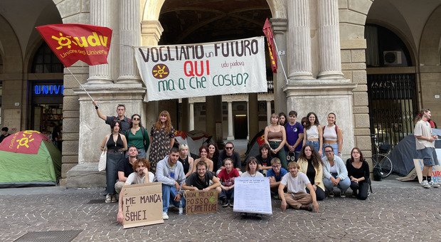 Studenti in protesta davanti a Palazzo Bo a Padova