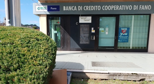 Fanno esplodere il bancomat a Fano ma la cassaforte resiste: i ladri fuggono a mani vuote, grossi danni agli uffici