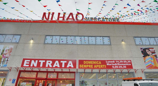 Il grande magazzino cinese "Ni Hao" in via Del Commercio, zona Fattoria