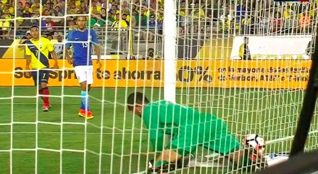 Alisson: papera storica, ma l'arbitro lo grazia! Brasile-Ecuador 0-0, Perù sempre "Guerrero"