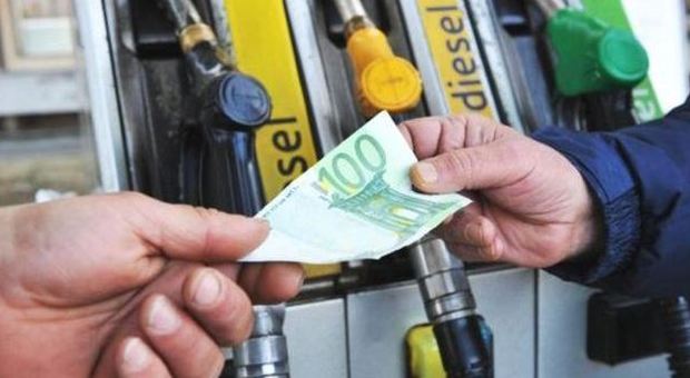 Carburanti, prezzi internazionali in calo ma nei distributori rincari a raffica