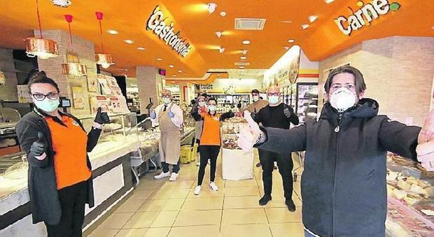 Coronavirus a Napoli, scaffali pieni e zero ressa: nei supermercati manca solo il lievito per la pizza