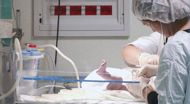 E' nata prematura la bimba dalla mamma no vax grave in terapia intensiva a Verona