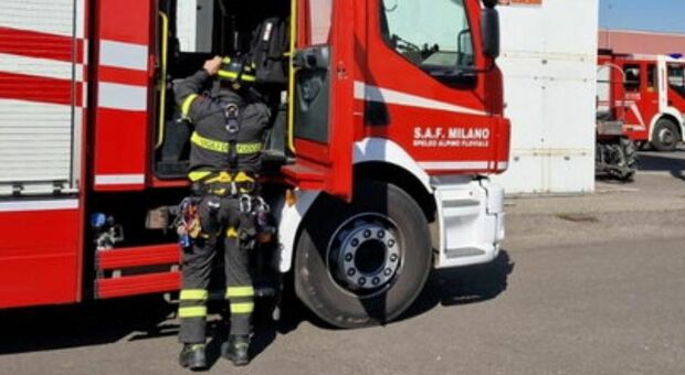 Milano, incidente mortale sul lavoro: operaio di 53 anni precipita dal tetto di un capannone