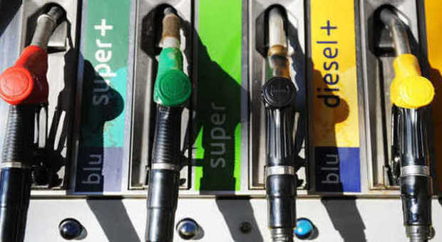 Petrolio giù, ma la benzina cala poco: ecco perché