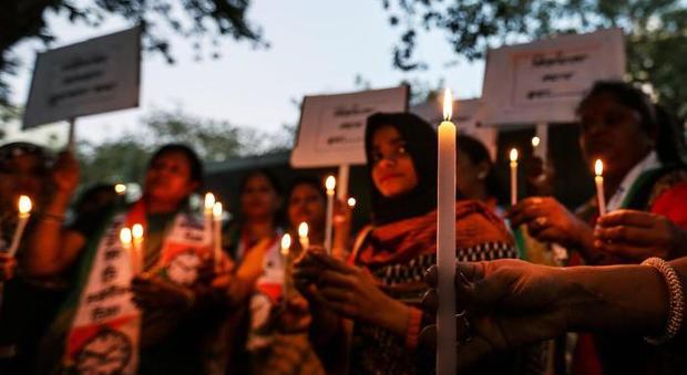 India choc, ragazzina di 15 anni stuprata e bruciata viva. "Lotta tra la vita e la morte"