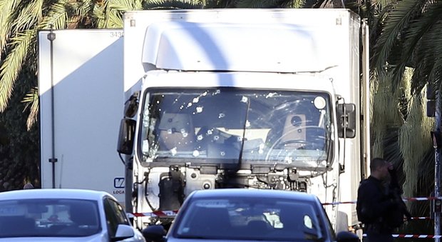Nizza, uno dei poliziotti eroi è una donna: «È saltata sul camion per fermare il terrorista»