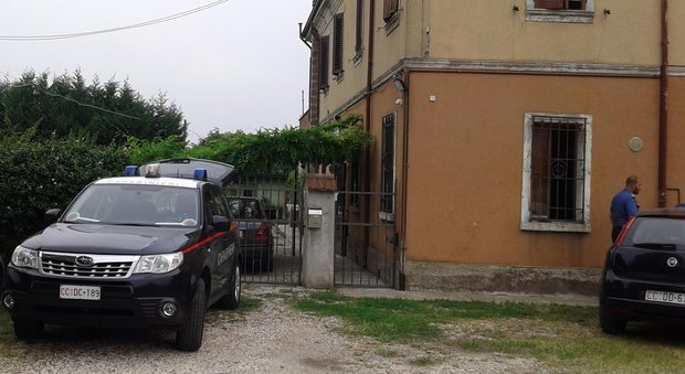 Ferrara, uomo ucciso a colpi di pistola, moglie gravissima: il killer si consegna ai carabinieri
