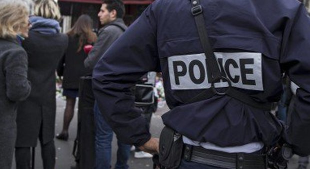 Parigi, studente pugnalato a morte davanti a scuola: sospetto in fuga