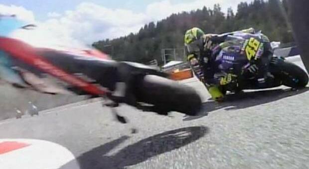 MotoGp, Valentino Rossi sfiorato da una moto: «Mai avuto una paura così, Zarco lo ha fatto apposta»