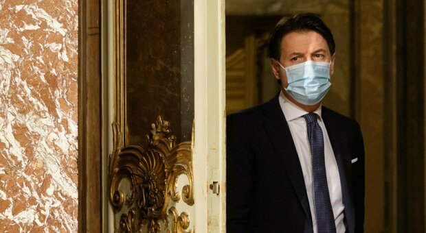 Governo, Conte: «Ora governo di salvezza nazionale». L'apertura a Renzi