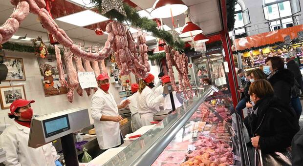 Allarme in Spagna, superbatterio contamina il 40% della carne venduta. «Rischio gravi infezioni»