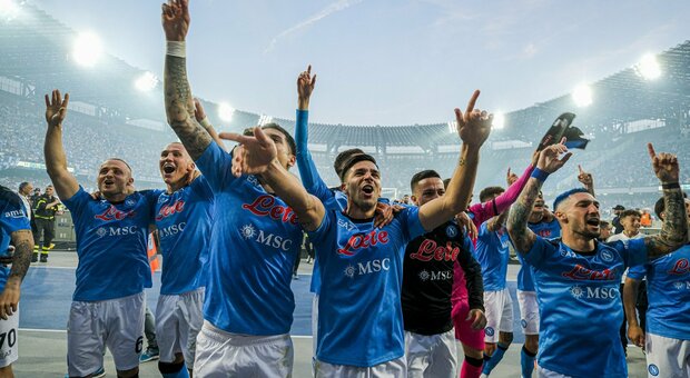 Scudetto Napoli, la festa al Maradona: passerella d'onore della Fiorentina e coreografia delle curve