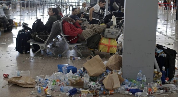 Addetti alla pulizia scioperano, l'aeroporto di Barcellona è una discarica -Guarda