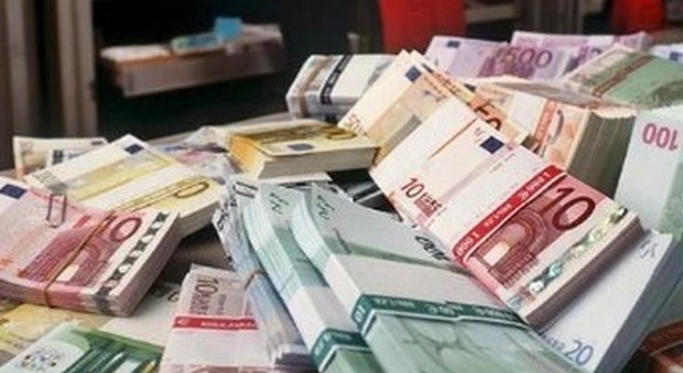 Un milione di banconote nel trolley, il tesoretto (falso) sequestrato