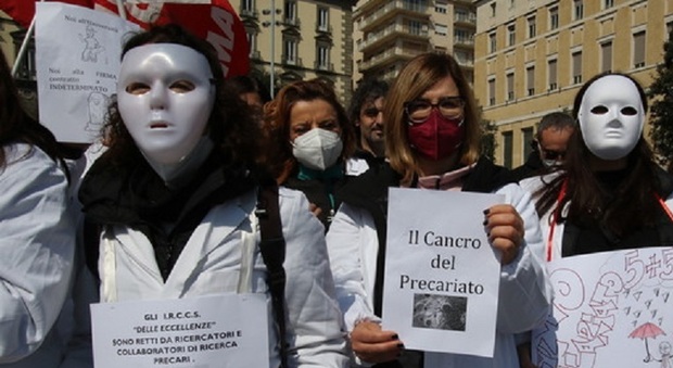 Ricercatori precari manifestano davanti alla prefettura di Napoli