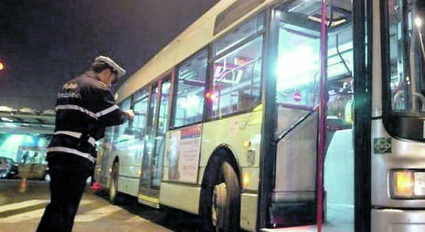 Roma, autobus sotto scorta a Tor Bella Monaca: «Troppi atti vandalici»