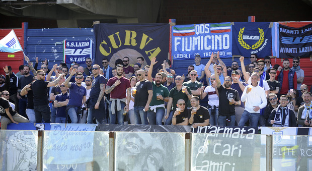 Cagliari, tifosi laziali aggrediti da ultrà rossoblù: un ferito