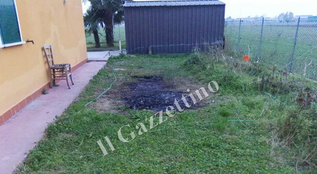 Orrore in giardino: 51enne arso vivo mentre brucia sterpaglie e mobili