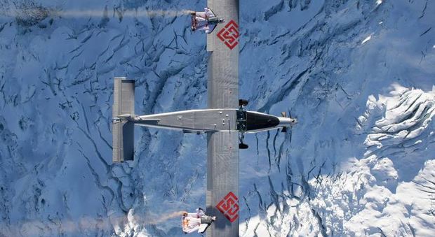Svizzera, al volo dentro l'aereo a 3mila metri di quota: nuovo record degli assi della tuta alare Video mozzafiato