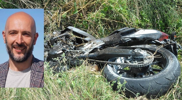 Schianto tra auto e moto: Manuel muore a 40 anni a due passi da casa