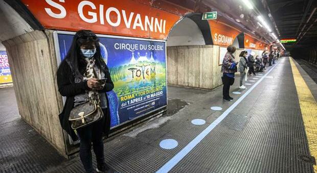 Roma, ubriaco si siede si binari della metro: traffico in tilt per un'ora