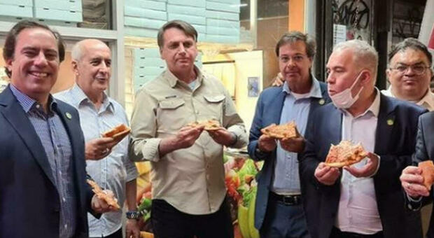 Bolsonaro a New York, mangia la pizza in strada perché no-vax: «Non poteva entrare»