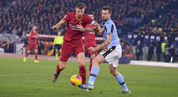 Un duello tra Dzeko e Acerbi nell'ultimo derby Roma-Lazio