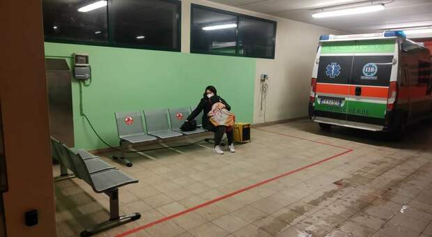 Adria, l'attesa nel garage di mamma e bambino per l'accettazione al pronto soccorso