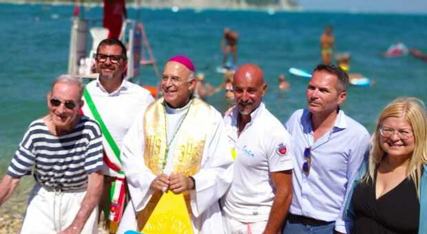 Ferragosto, la festa del mare con l'arcivescovo Spina e il sindaco Silvetti a colloquio con i cittadini