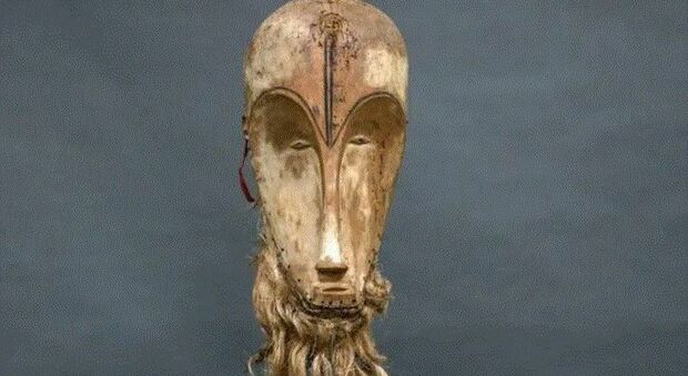 Vendono una maschera africana trovata in soffitta a un rigattiere a 150 euro. Lui la rivende all'asta a più di 4 milioni