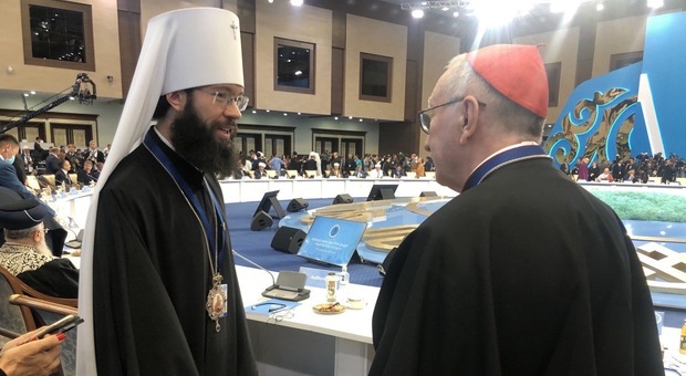 Il metropolita Antonij mentre parla con il cardinale Pietro Parolin al congresso delle religioni in Kazakhstan